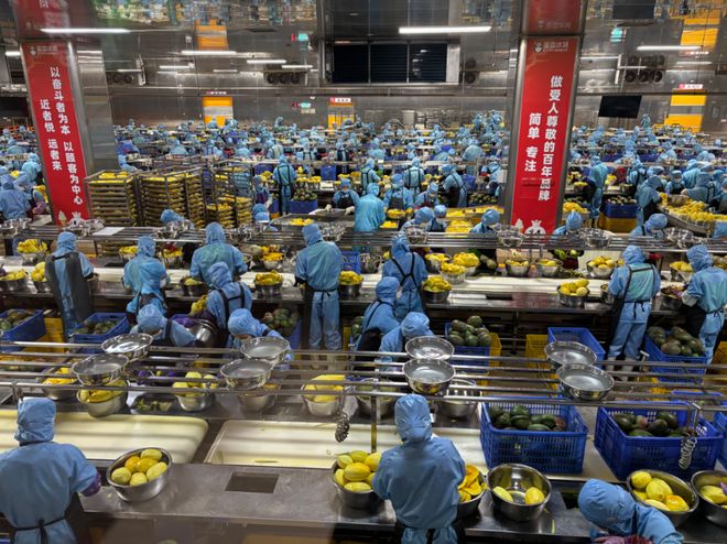 低價(jià)高質(zhì)！揭秘蜜雪冰城6元爆品 自有工廠(chǎng)一天消耗超300噸水果，為何還賣(mài)化妝品？